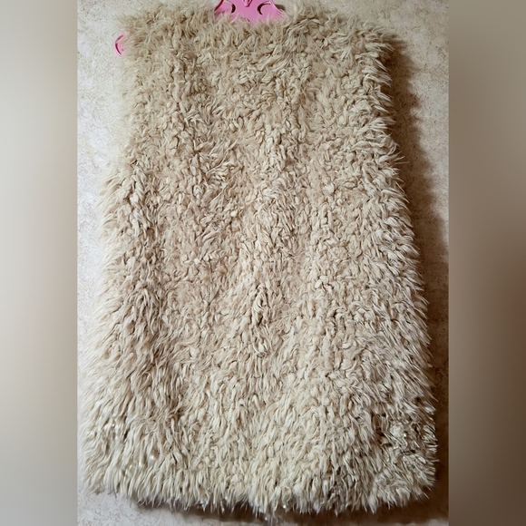 NWT! Astoria Born Cream Colored Faux Sheepskin Fur~Size Large - Picture 2 of 6